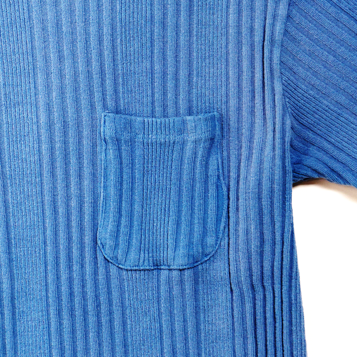 94% cotton / 6% elastane Ribbed collar Chest Pocket Enzyme washed Made in Los Angeles
