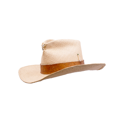 100% Straw Hat in Natural  Ecuadorian Straw Crown  1 1/2" Reishi™ band MycoWorks Fine Mycelium™ leather alternative   Molt harvested parrot feather with silver and gold nuggets  NF fabric patched center pinch  NF western flanged brim  Woven in Ecuador  Made in California