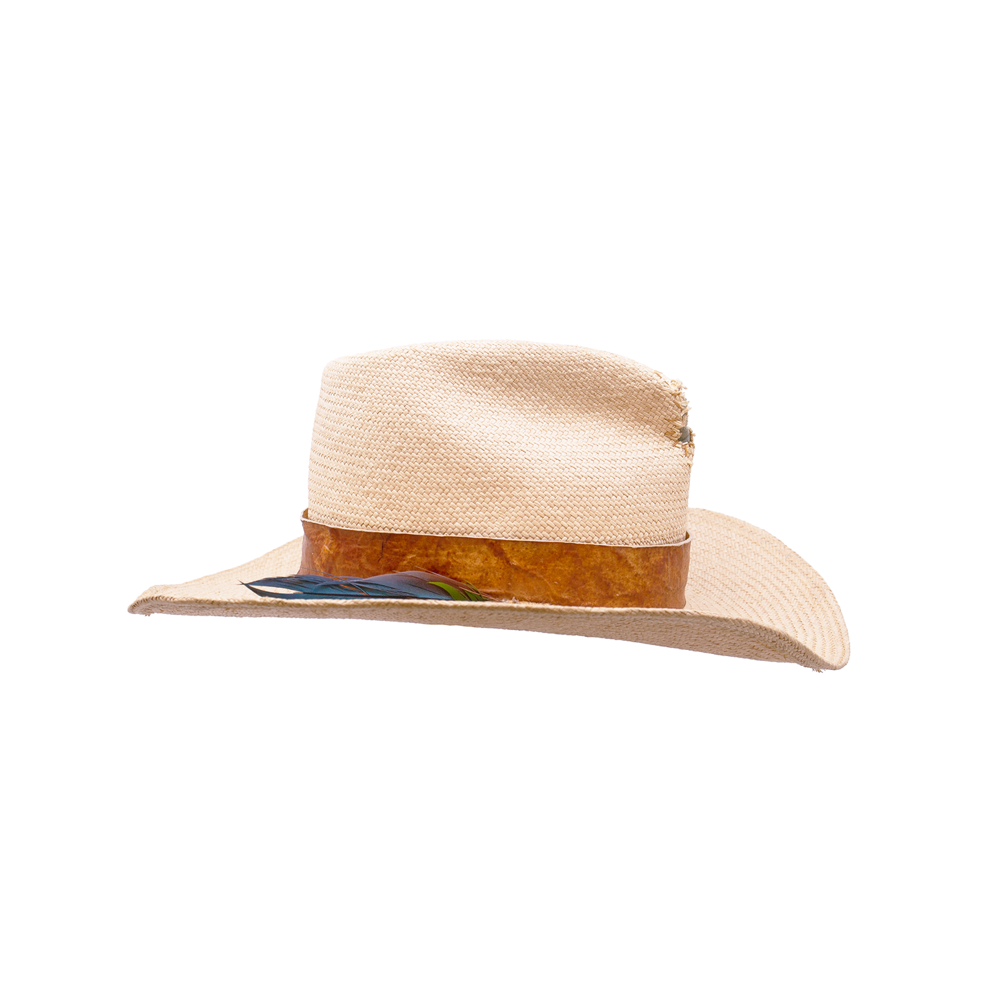 100% Straw Hat in Natural  Ecuadorian Straw Crown  1 1/2" Reishi™ band MycoWorks Fine Mycelium™ leather alternative   Molt harvested parrot feather with silver and gold nuggets  NF fabric patched center pinch  NF western flanged brim  Woven in Ecuador  Made in California