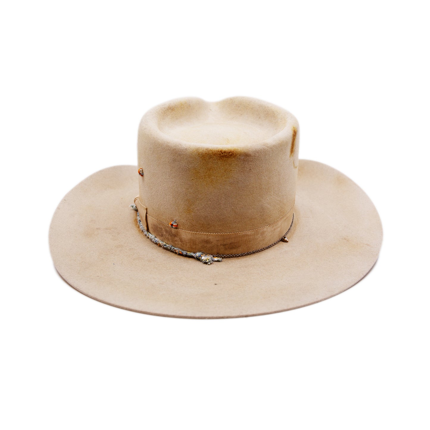 Buckeye Hat  100% felt hat in Boneyard  Western Weight  1” grosgrain alternating Link Chain with silver nuggets and braided deadstock fabric  Heavy distressing throughout  Cowboy flanged brim  Made in USA