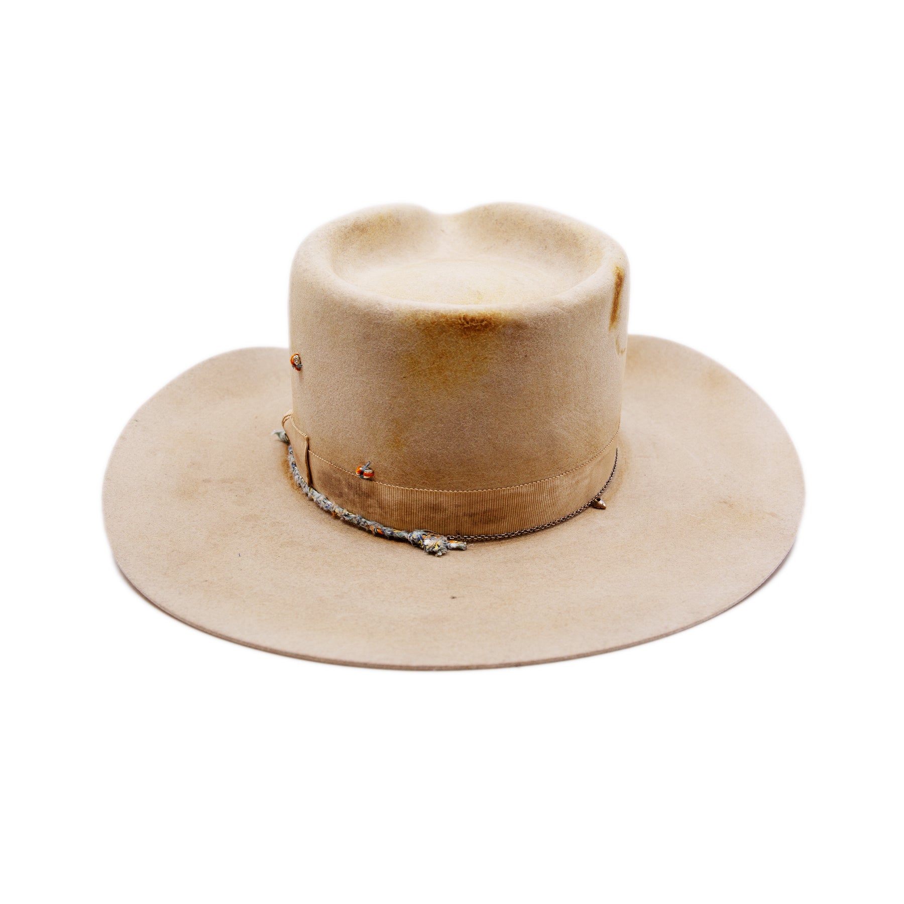 Buckeye Hat  100% felt hat in Boneyard  Western Weight  1” grosgrain alternating Link Chain with silver nuggets and braided deadstock fabric  Heavy distressing throughout  Cowboy flanged brim  Made in USA