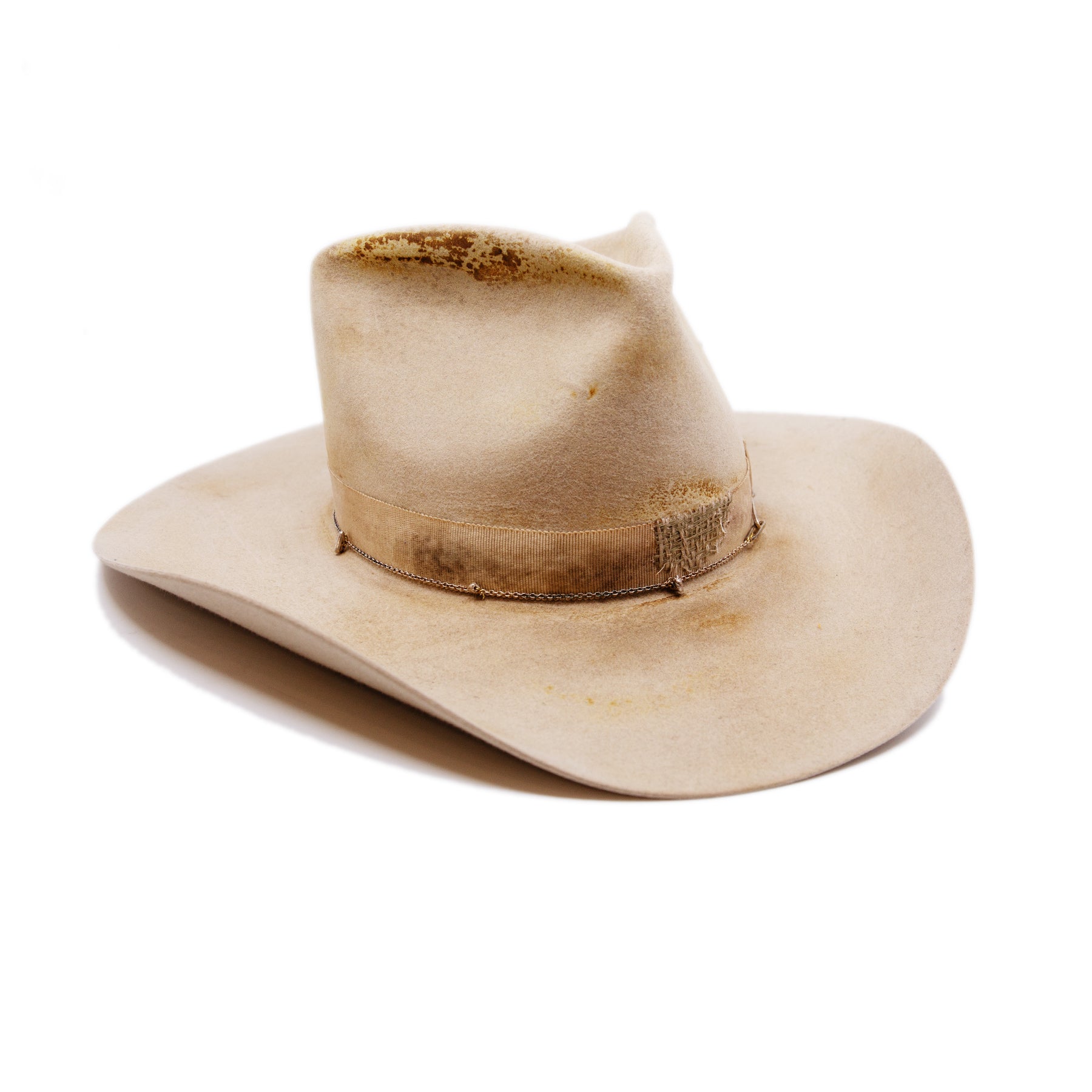 Buckeye Hat  100% felt hat in Boneyard  Western Weight  1” grosgrain alternating Link Chain with silver nuggets and braided deadstock fabric  Heavy distressing throughout  Cowboy flanged brim  Made in USA