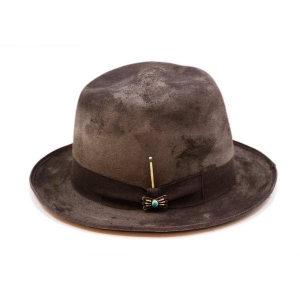 100% felt hat in Slate   Western Weight   1 ½ “  tonal grosgrain with   Mini turquoise pin on bow   Tonal 9mm binding   Distressed  Pencil curled brim  Made in USA