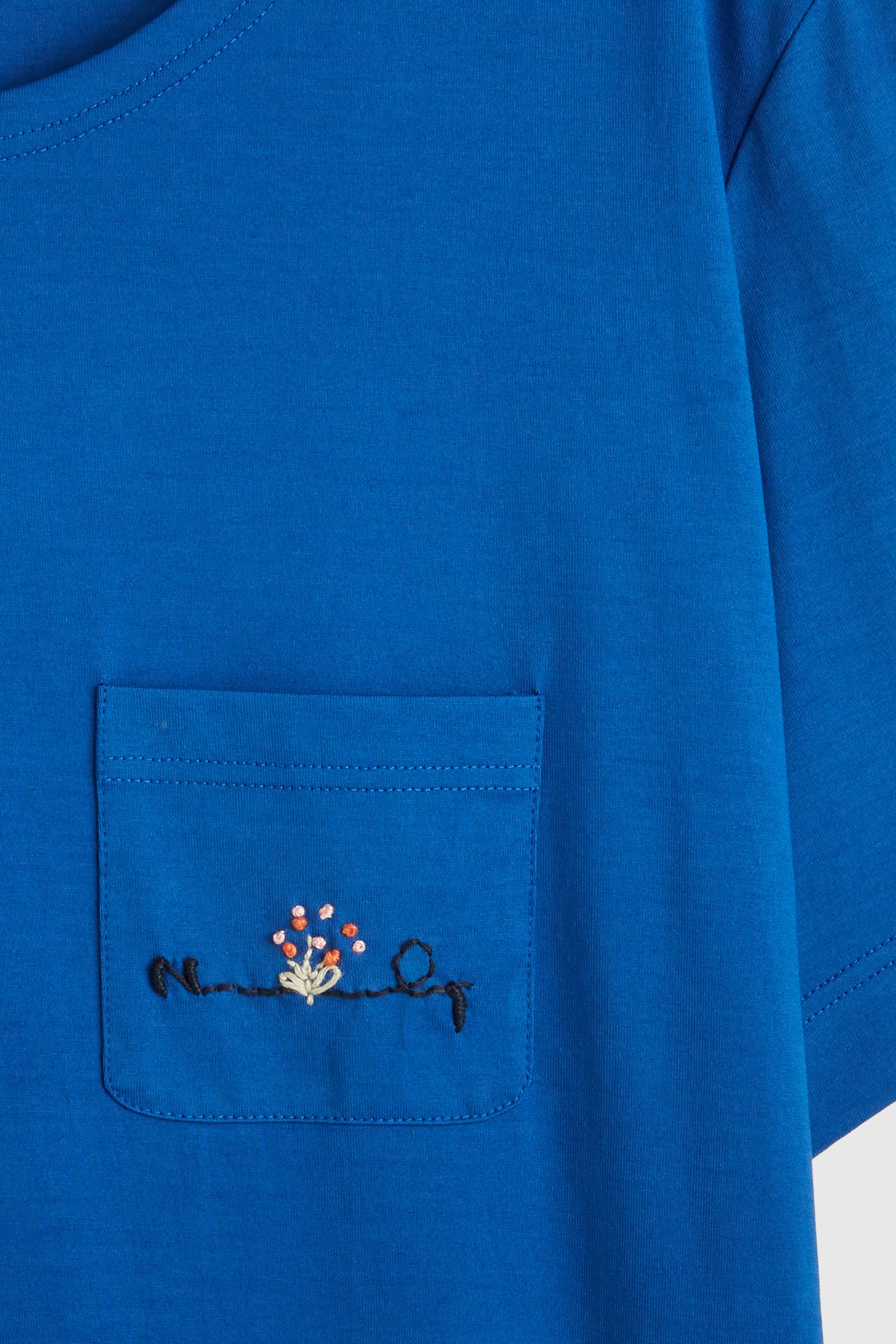  ULRIK T-SHIRT  Blue crewneck t-shirt Chest pocket with embroidered artwork Tie dyed white hem Composition: 100% cotton Dry clean Country of origin: Italy