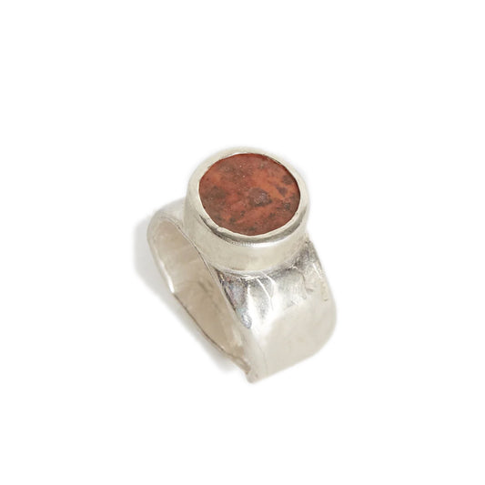 UTO RING Silver-plated metal ring Bezel-set stone slice Hammered wide band Country of origin: Italy