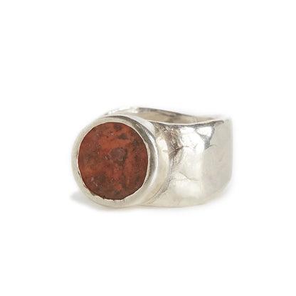 UTO RING Silver-plated metal ring Bezel-set stone slice Hammered wide band Country of origin: Italy