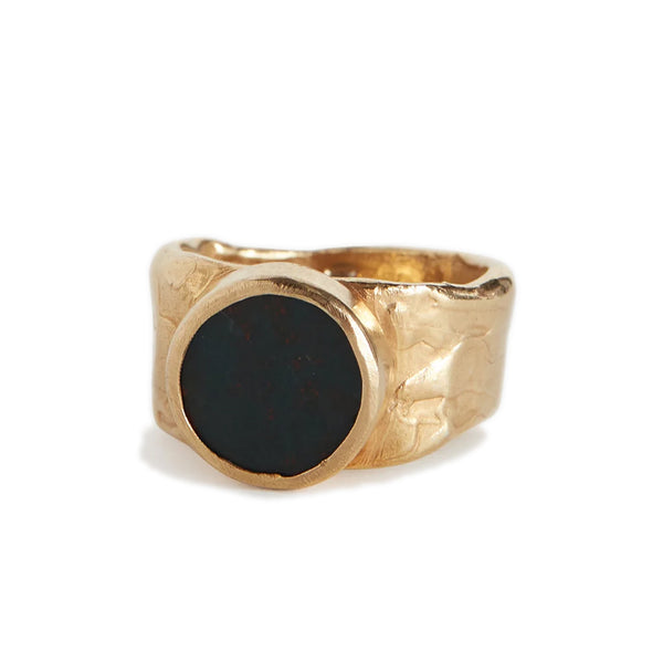 ULE RING Gold-plated metal ring Bezel-set stone slice Hammered wide band Country of origin: Italy