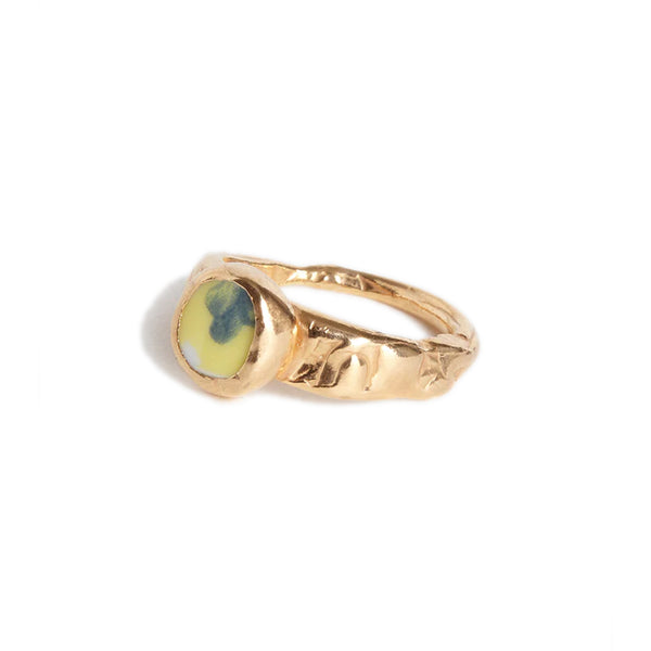 TELCHIDE RING Gold-plated metal ring Round-cut bezel-set stone Hammered band Country of origin: Italy