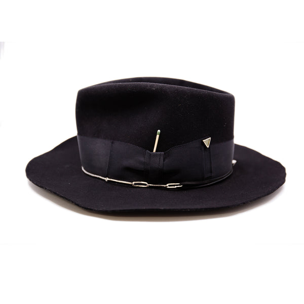 Dyrholaey  100% felt hat in Black   Dress weight  2” tonal grosgrain band & bow  NF alternating silver chain on base  Organic uncut brim   Made in USA 